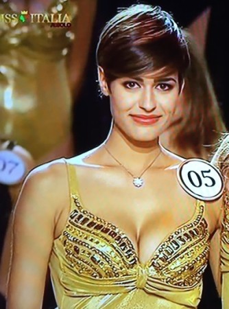 A-sinistra-Miss-Italia-2015-Alice-Sabatini-e-a-destra-la-seconda-classificata-Letizia-Moschin-Foto-da-video